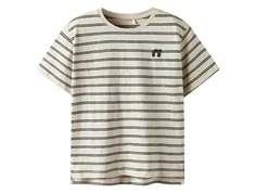 Råhvid t-shirt med mørkeblå stribemønster og logoprint fra Name It 13244046 whitecap gray